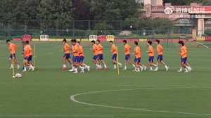 7月8日，山东泰山队在教练团队的带领下进行恢复训练